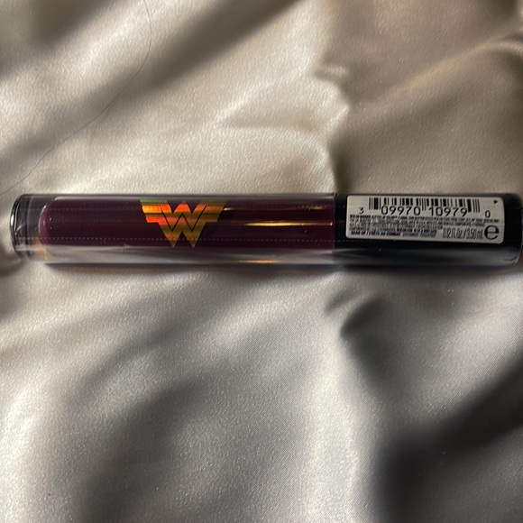 ✨SOLD ✨Revlon x WW84 Wonder Woman Warrior Glitter Lipcolor - Picture 4 of 7